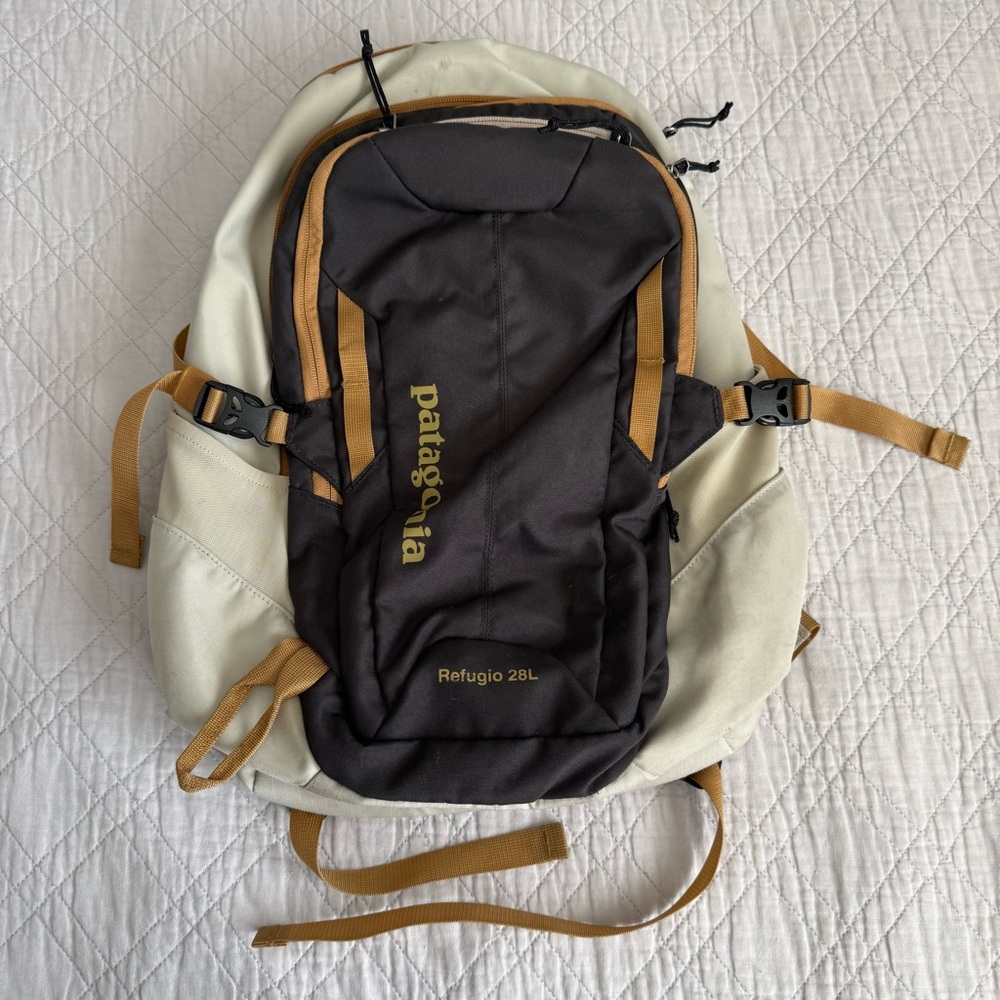 Patagonia Refugio 28L Backpack - Black and Tan